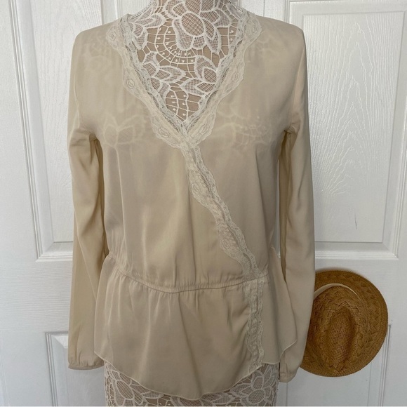 Abercrombie & Fitch cream blouse v neckline with lace trim elastic waist Medium - Picture 1 of 11